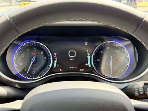 Used 2023 Chrysler Pacifica Touring-L FWD image 23