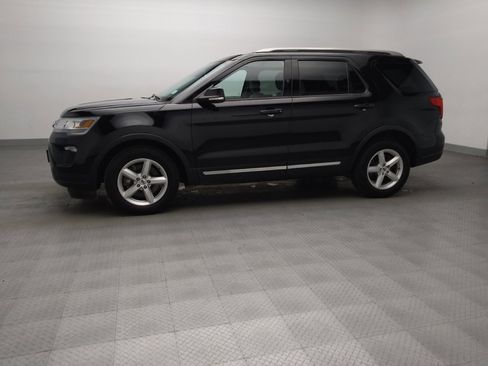 Used 2018 Ford Explorer XLT w/ Equipment Group 201A FWD image 2