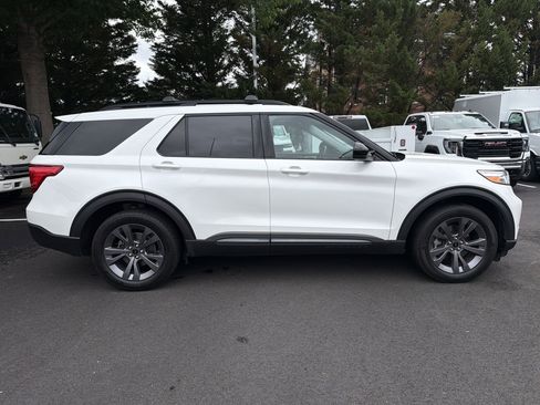 Used 2023 Ford Explorer XLT w/ Equipment Group 202A AWD/4WD image 11