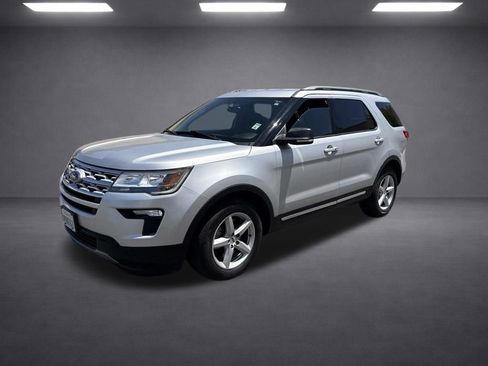 Used 2019 Ford Explorer XLT w/ Equipment Group 201A FWD image 2