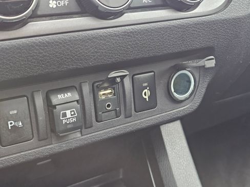 Used 2018 Toyota Tacoma TRD Off-Road AWD/4WD image 22