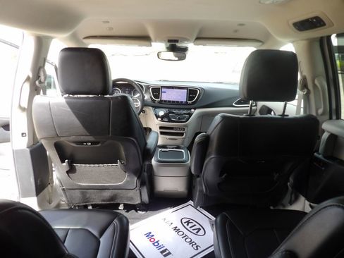 Used 2024 Chrysler Pacifica Touring-L image 26