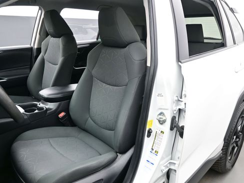 Used 2021 Toyota RAV4 XLE AWD/4WD image 12