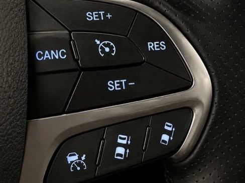 Used 2015 Jeep Grand Cherokee SRT w/ Luxury Group II AWD/4WD image 30