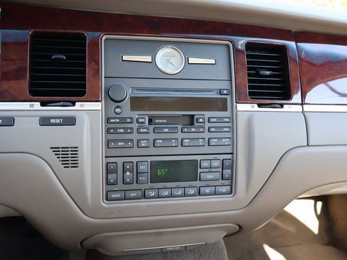 Used 2004 Lincoln Town Car Signature image 19