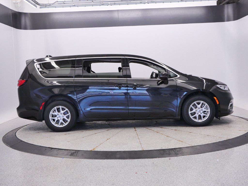 Certified 2023 Chrysler Pacifica Touring-L FWD image 8