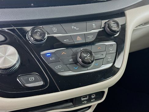 Used 2018 Chrysler Pacifica Touring Plus w/ Tire & Wheel Group FWD image 23