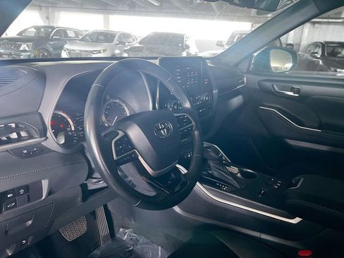 Used 2023 Toyota Highlander XSE FWD image 11
