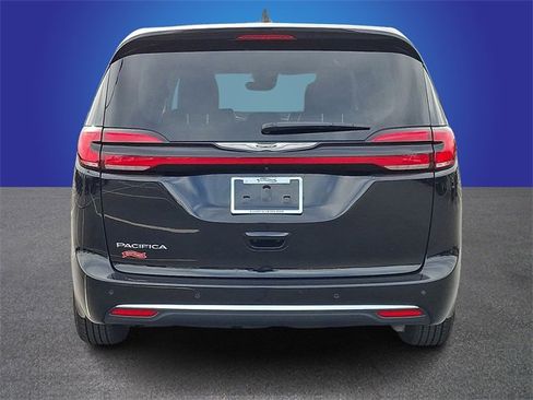 Used 2024 Chrysler Pacifica Touring-L image 5