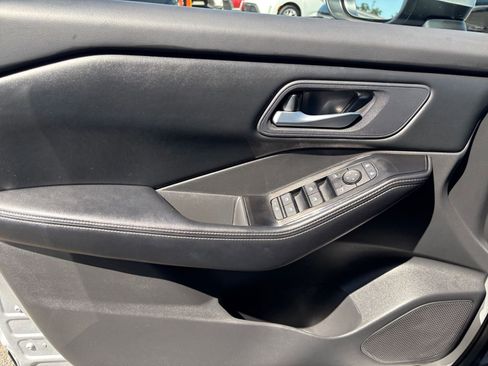 Used 2025 Nissan Rogue SV FWD image 18