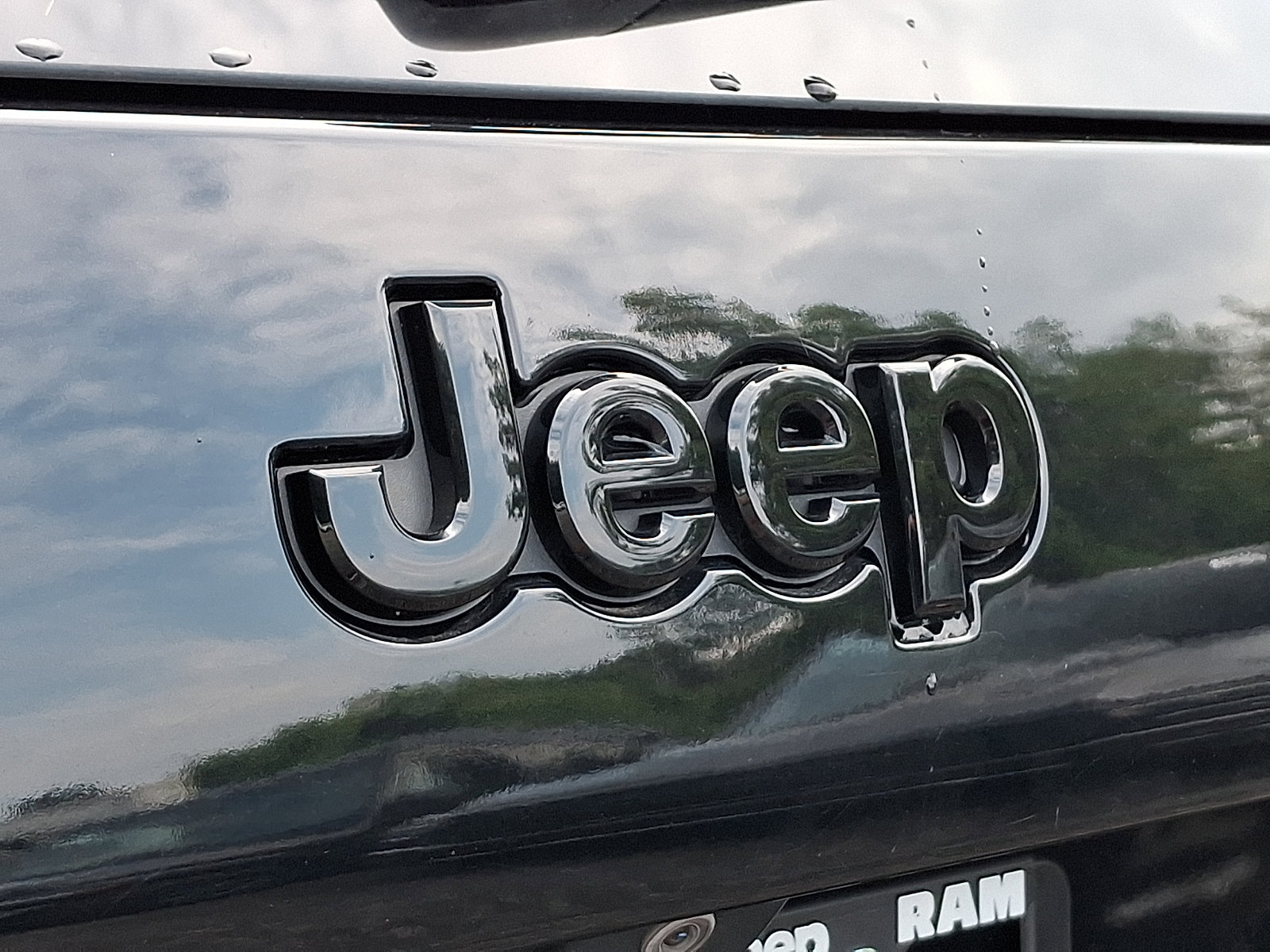 Certified 2020 Jeep Cherokee Latitude Plus AWD/4WD image 29
