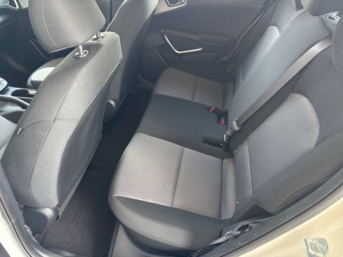 Used 2025 Kia Soul LX w/ LX Technology Package FWD image 25