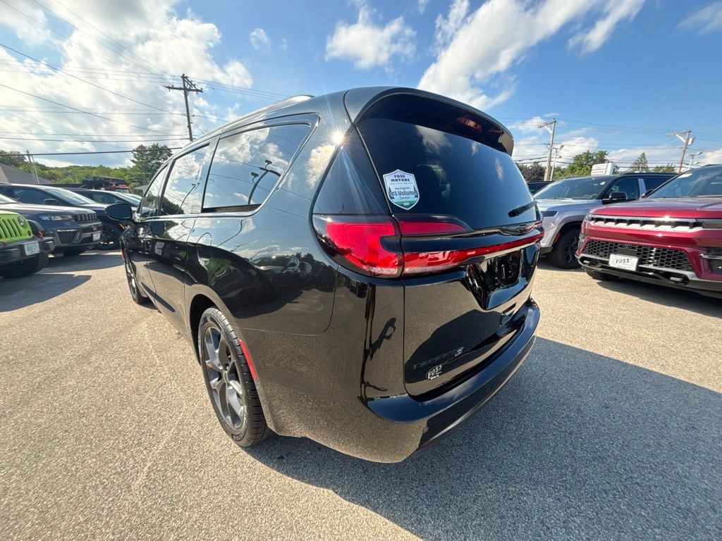 Certified 2022 Chrysler Pacifica Limited w/ S Appearance Package FWD image 3