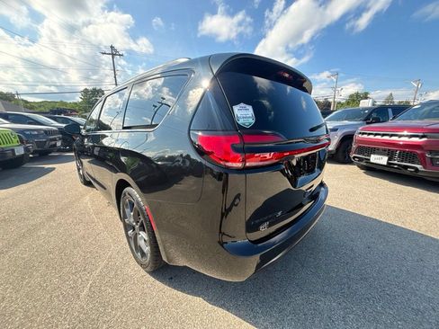 Certified 2022 Chrysler Pacifica Limited w/ S Appearance Package FWD image 3