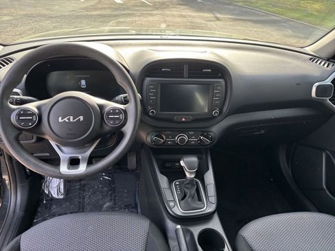 Used 2025 Kia Soul LX w/ LX Technology Package FWD image 28