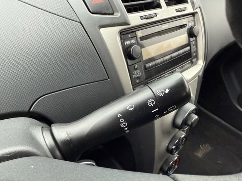 Used 2011 Toyota Yaris 4-Door Hatchback image 27