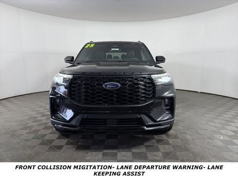 Used 2025 Ford Explorer ST-Line w/ ST-Line Street Pack image 2