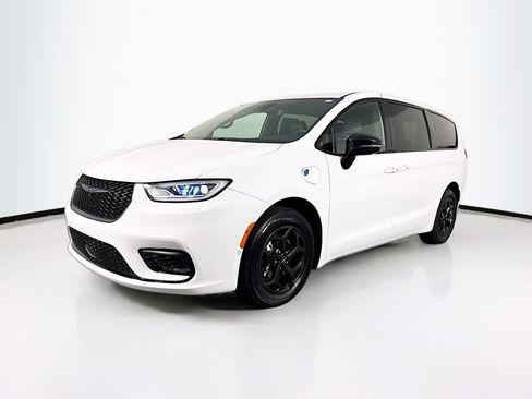 Used 2024 Chrysler Pacifica Limited FWD image 3