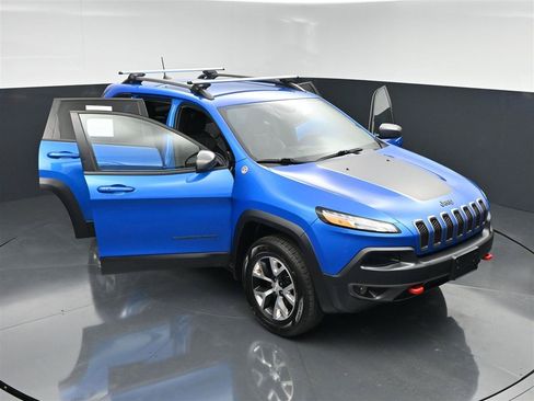 Used 2018 Jeep Cherokee Trailhawk w/ Cold Weather Group AWD/4WD image 37