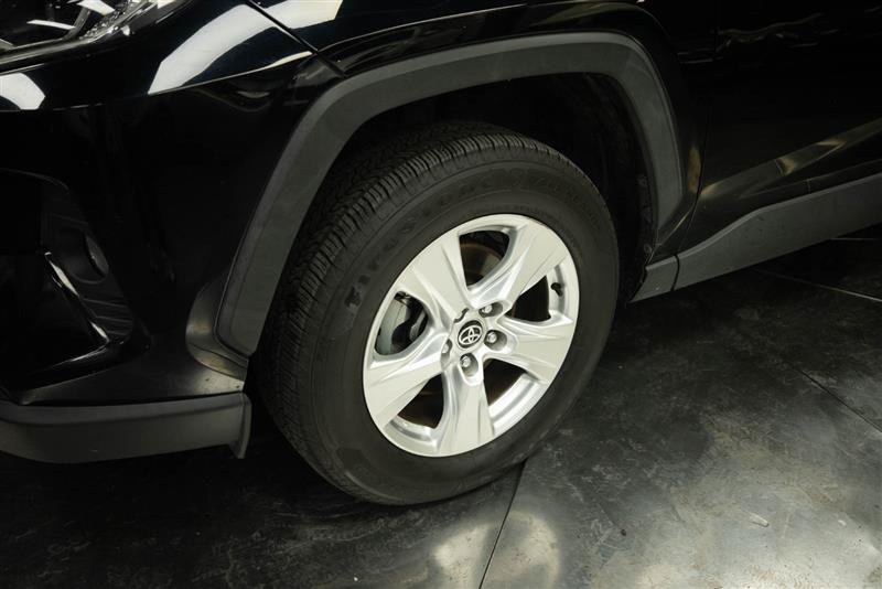 Used 2020 Toyota RAV4 XLE AWD/4WD image 4