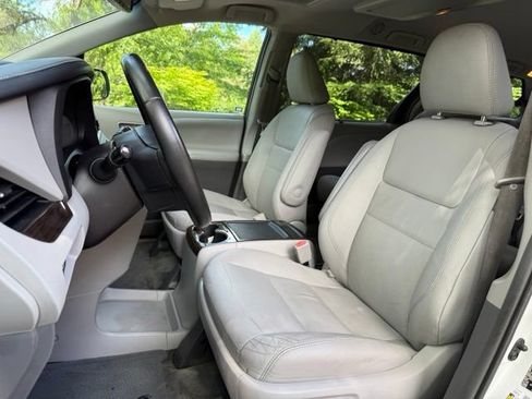 Used 2017 Toyota Sienna XLE Premium FWD image 9