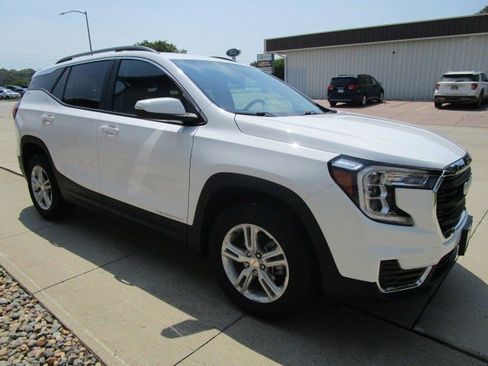 Used 2023 GMC Terrain SLE w/ Driver Convenience Package image 3