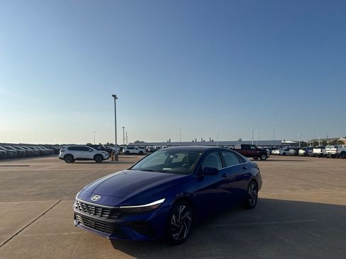 Used 2025 Hyundai Elantra SEL FWD image 8