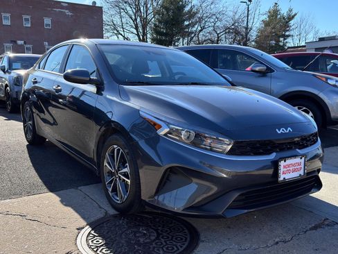 Used 2023 Kia Forte LXS image 3