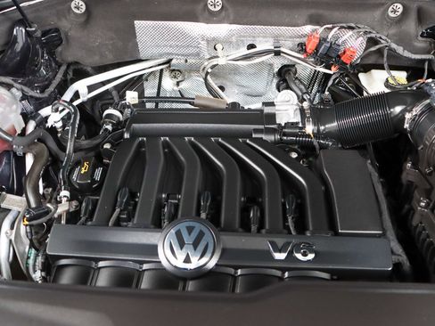 Used 2022 Volkswagen Atlas Cross Sport SEL Premium R-Line image 32