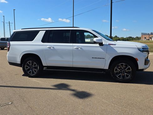 Used 2023 Chevrolet Suburban Z71 w/ Luxury Package image 9