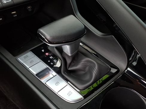 Certified 2025 Hyundai Elantra Limited FWD image 23
