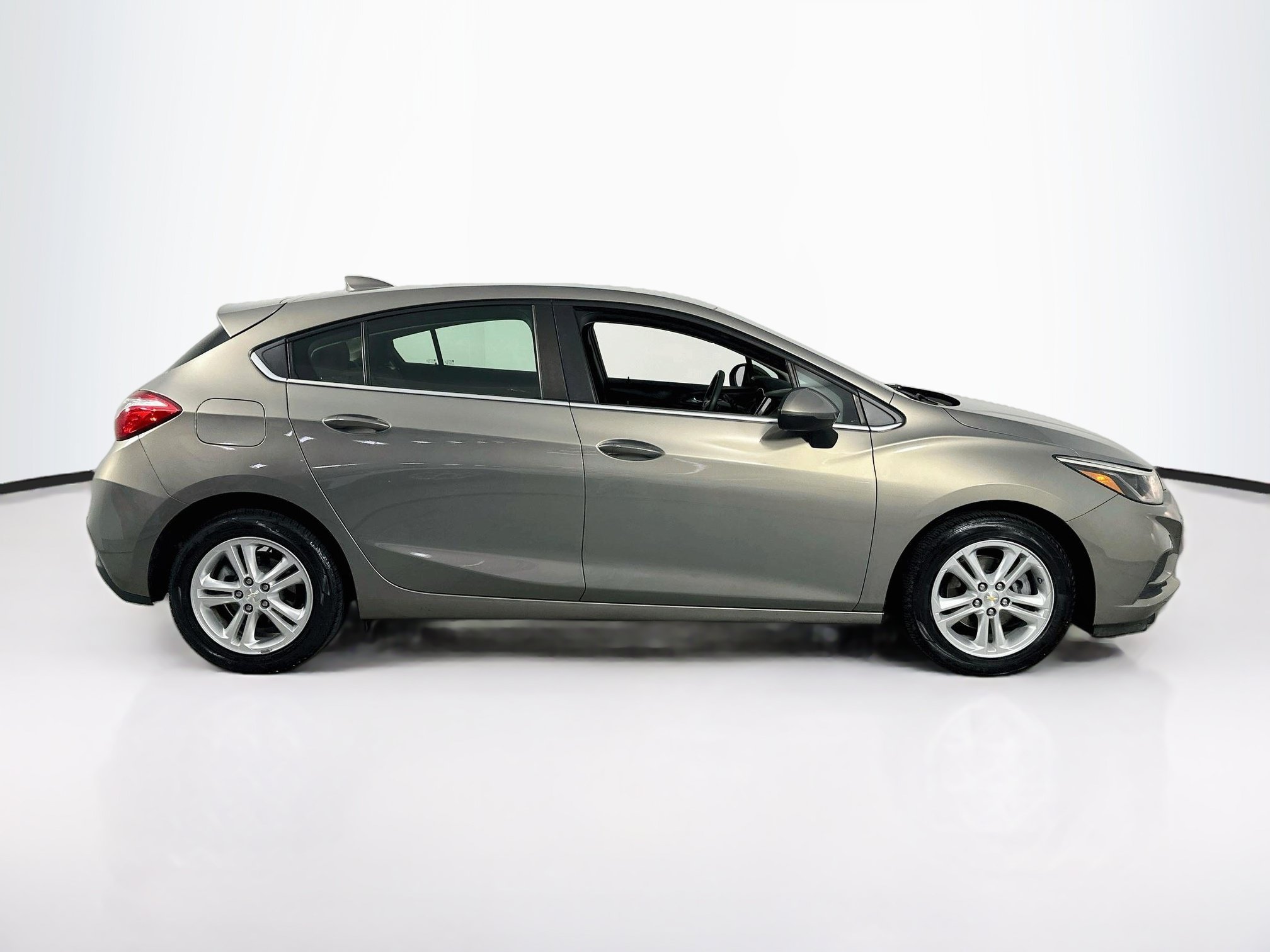 Used 2018 Chevrolet Cruze LT w/ Convenience Package FWD image 4