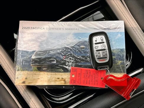Used 2023 Chrysler Pacifica Limited FWD image 15