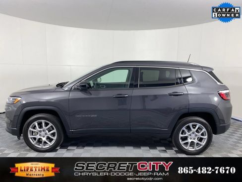 Used 2024 Jeep Compass Latitude AWD/4WD image 4