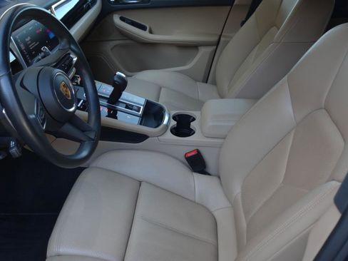 Used 2022 Porsche Macan w/ Premium Package image 9