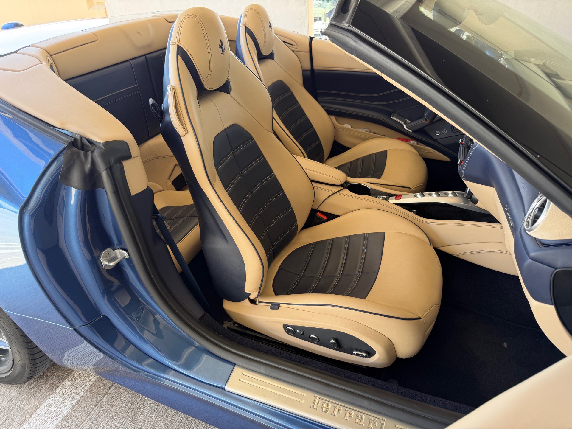 Used 2015 Ferrari California T RWD image 34