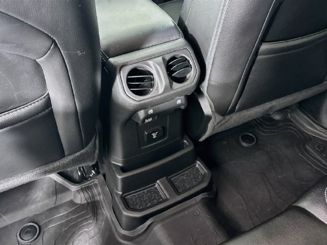 Used 2022 Jeep Wrangler Unlimited Sahara w/ Cold Weather Group AWD/4WD image 30