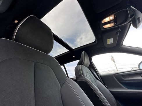 Used 2025 Volvo EX40 Ultra w/ Protection Package Premier image 20