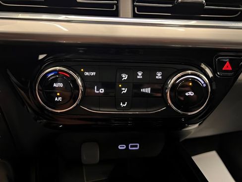 Used 2025 Chevrolet Trax LT FWD image 22