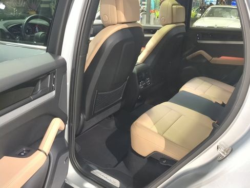 Used 2025 Porsche Cayenne AWD/4WD image 13
