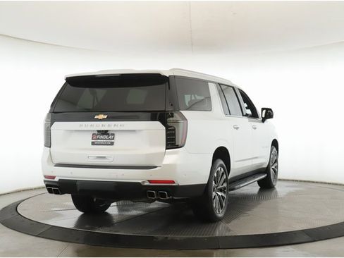 Used 2025 Chevrolet Suburban High Country image 7