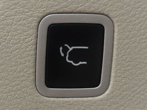 Used 2023 Chrysler Voyager LX FWD image 32