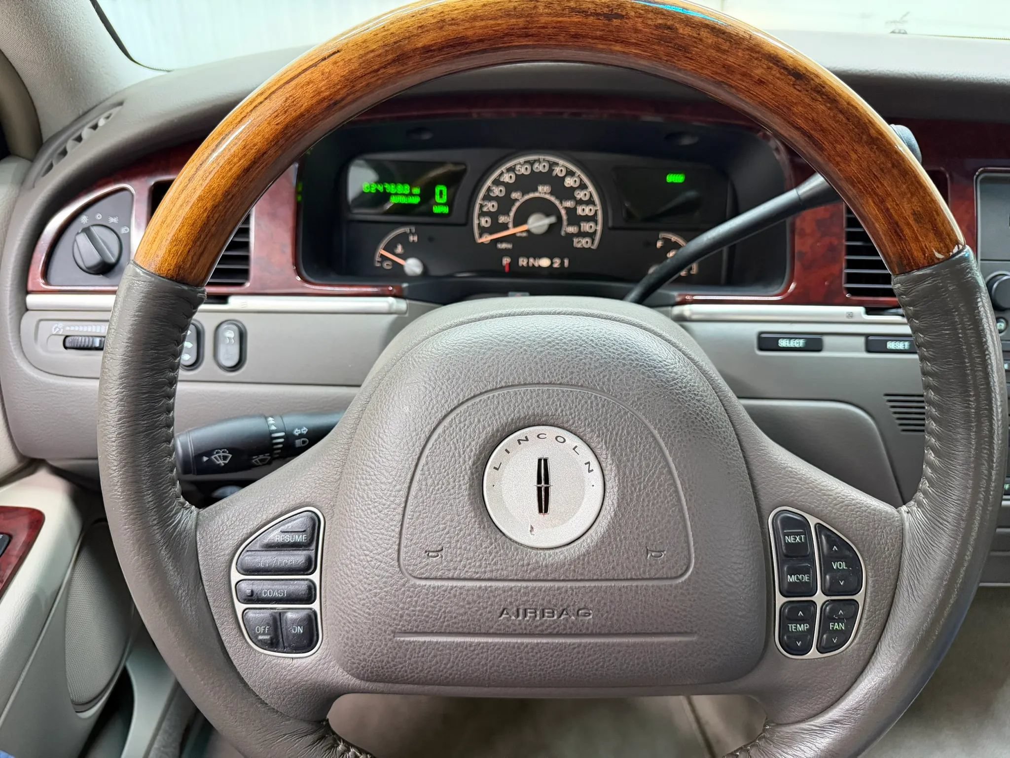 Used 2004 Lincoln Town Car Ultimate RWD image 19