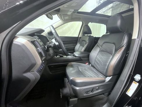 Used 2023 Nissan Pathfinder Platinum image 10