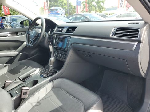 Used 2018 Volkswagen Passat 2.0T R-Line image 40