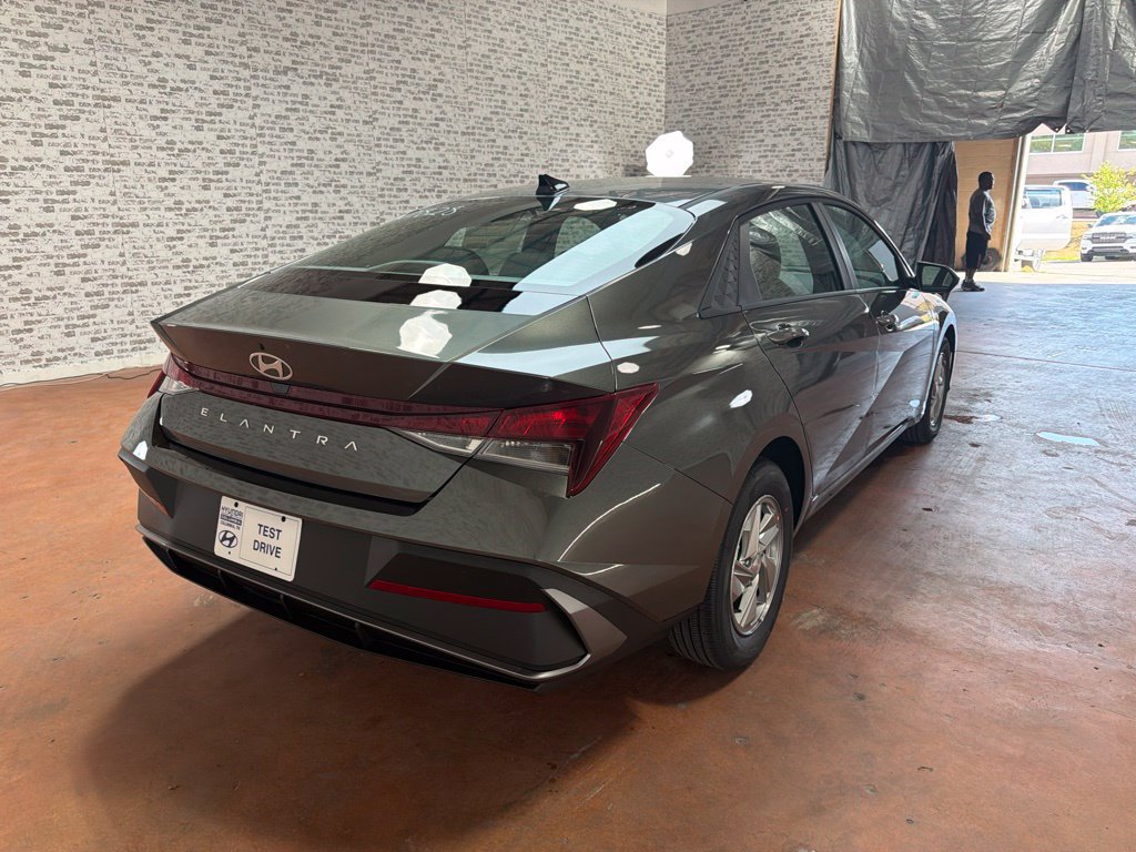 New 2026 Hyundai Elantra SE FWD image 7
