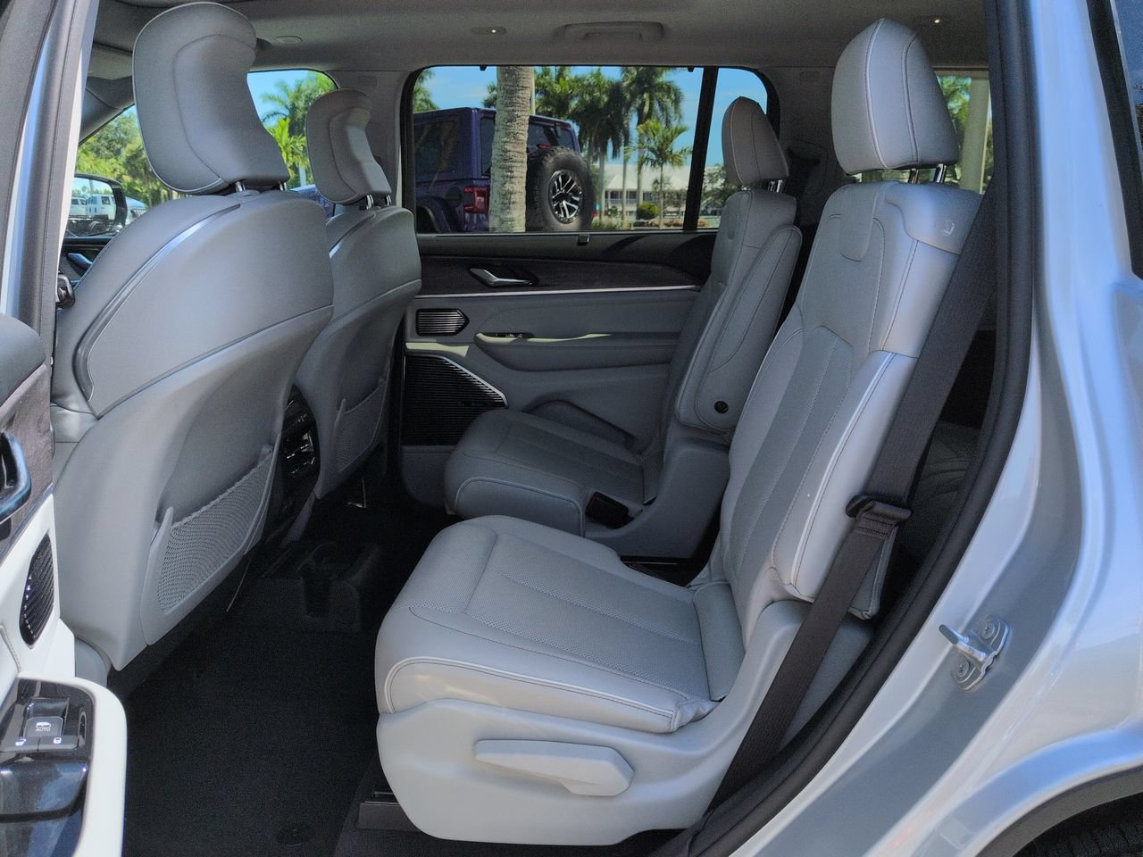 Used 2022 Jeep Grand Cherokee L Overland w/ Luxury Tech Group IV AWD/4WD image 14