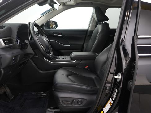Used 2020 Toyota Highlander XLE image 24
