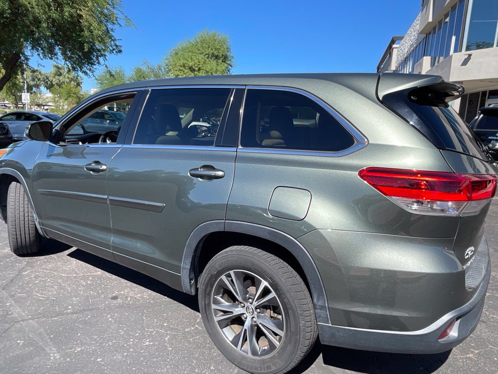 Used 2017 Toyota Highlander Plus FWD image 3