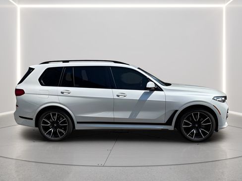 Used 2022 BMW X7 xDrive40i w/ M Sport Package AWD/4WD image 6